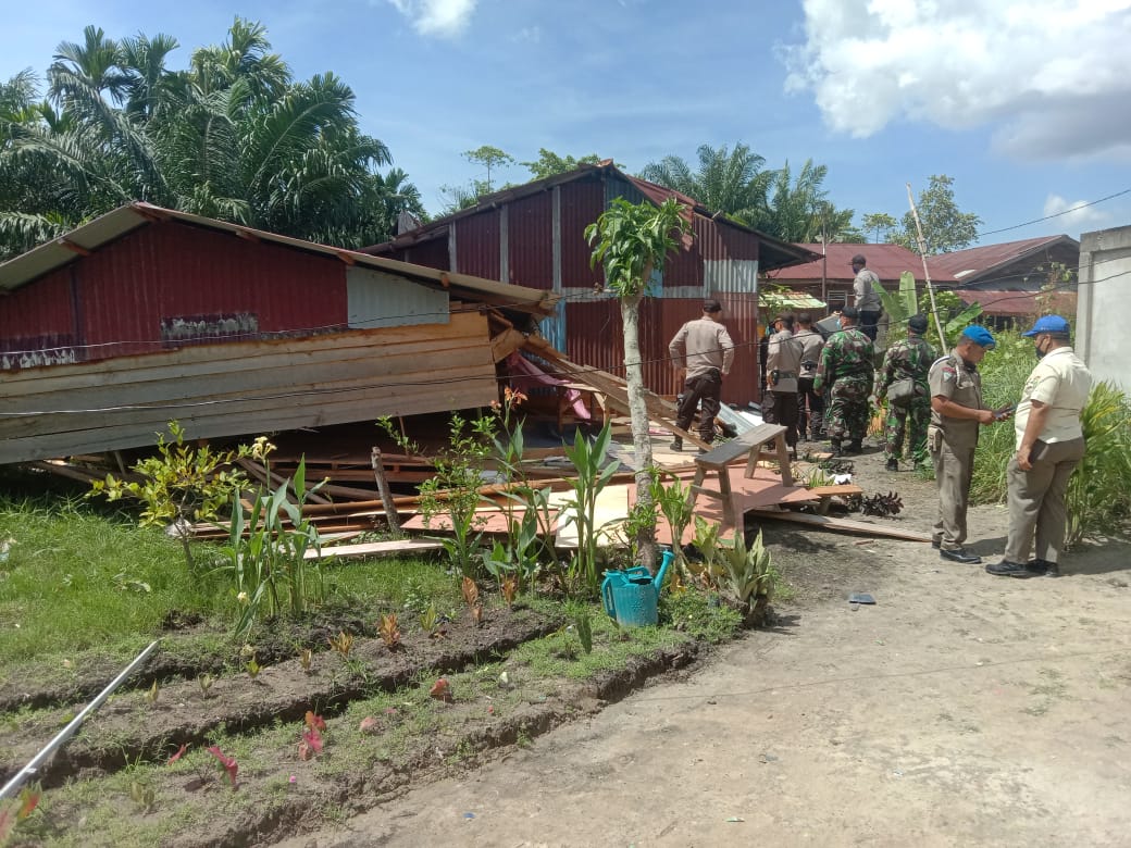 Pertamina Dumai Tertibkan Bangunan di Jalan Raya Bukit Datuk