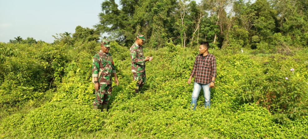 Bersama-sama Warga, Babinsa Koramil 06 Merbau Melaksanakan Patroli Cegah Karhutla