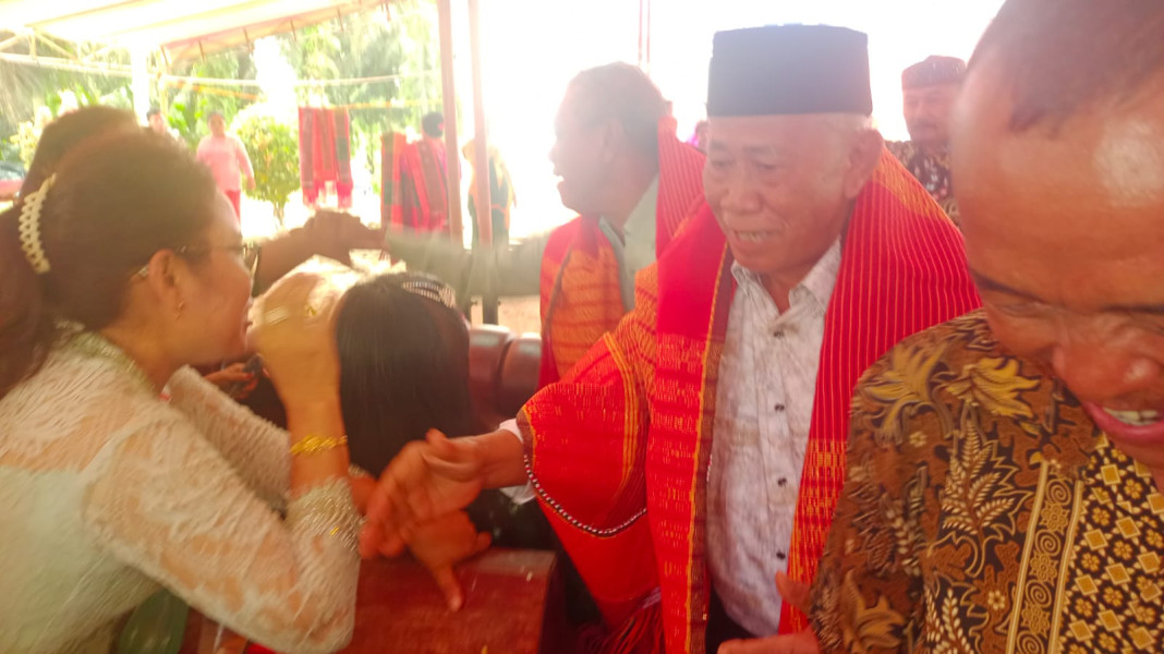 Kunjungan ke Kelurahan Gurun Panjang, Pak de Parto Diberi Kain Ulos
