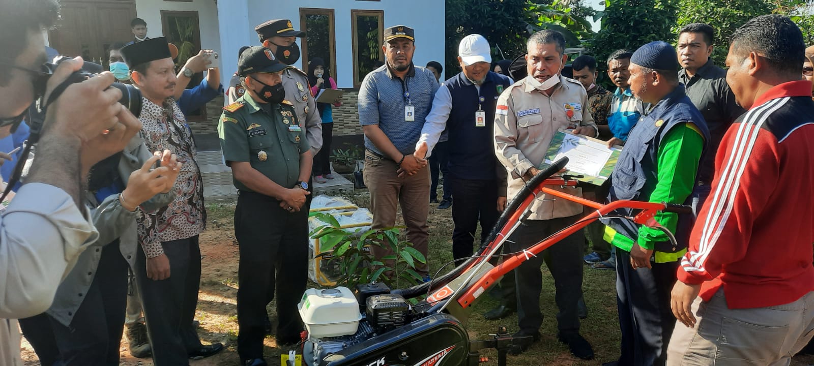 Kapten Inf Syuar Hendri Hadiri Kegiatan Penyerahan Alat Pertanian dan Penanaman Bibit Durian