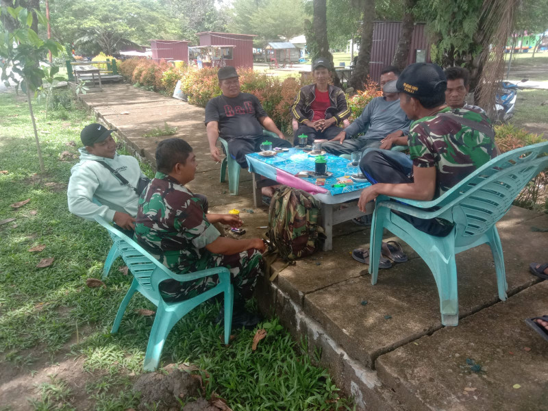 Babinsa Teluk Makmur Perkuat Silaturahmi Dengan Tokoh Masyarakat melalui Komsos