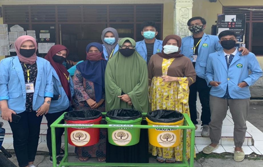 Pembuatan Bank Sampah oleh Mahasiswa Kukerta Balek Kampung Unri