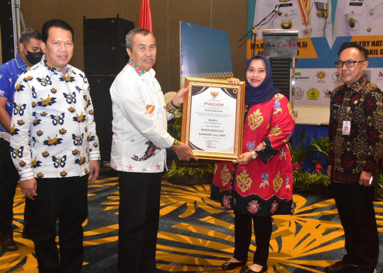 Bupati Kasmarni Terima Penghargaan Pencapaian Jaminan Kesehatan Semesta