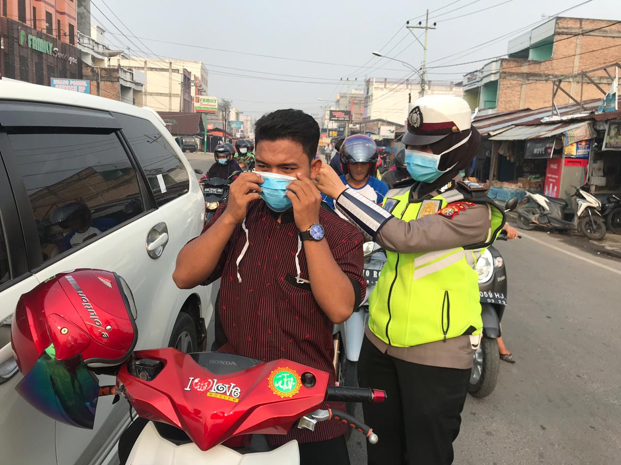 Polres Dumai Peduli Asap,Bagikan 4000 Masker Ke Masyarakat
