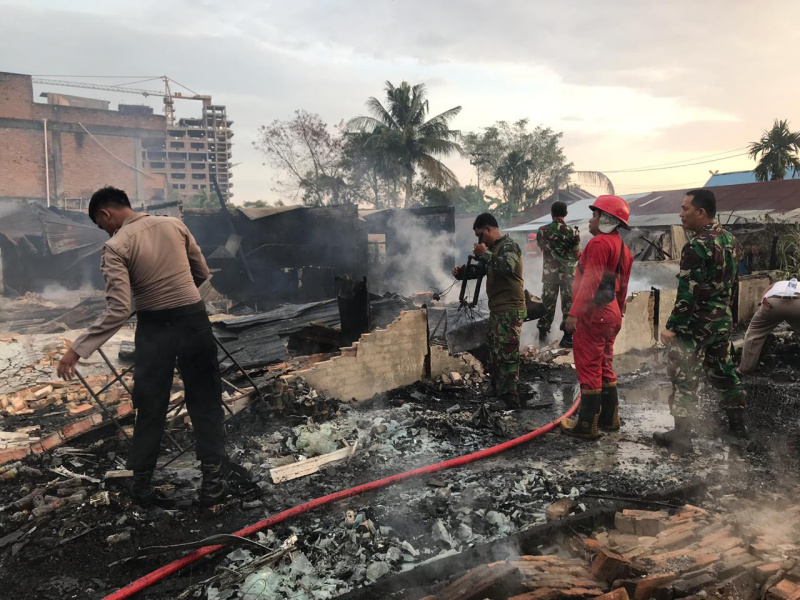 Kodim 0320/Dumai Bantu Padamkan Kebakaran Kios di Jalan Sudirman