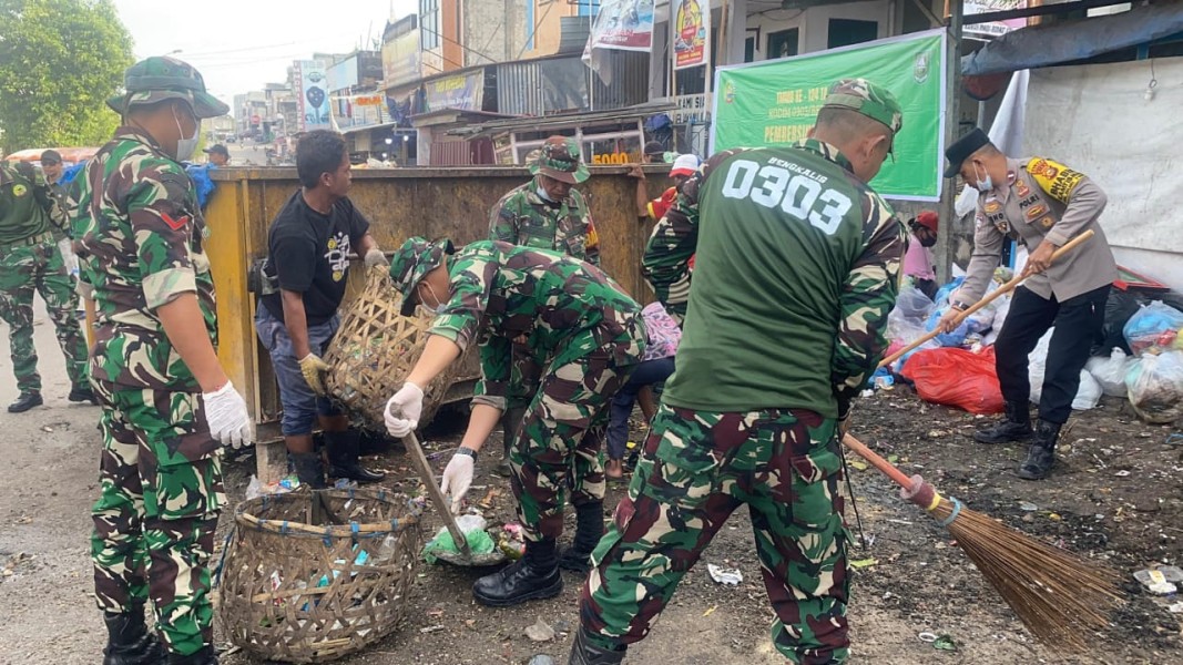 Satgas TMMD Bersihkan Lingkungan Guna Ciptakan Suasana Yang Sehat