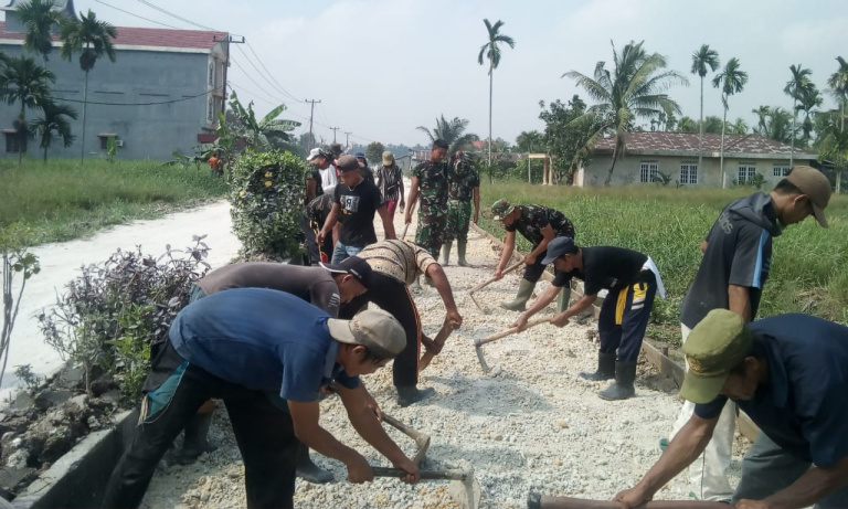 Hari ke-20, Penimbunan Jalan dengan Sirtu Terus Dikerjakan