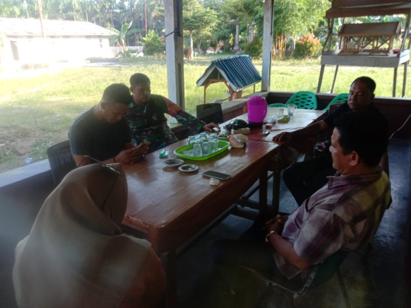 Komsos Sertu Afnal dan Beberapa Perwakilan Tokoh