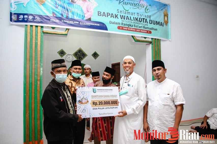 Wako Serahkan Bantuan di Masjid Muttaqin Kelurahan Sungai Geniot