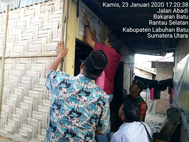 Rumah Penerima PKH dan BPNT Dilabelisasi dengan Menempel Stiker