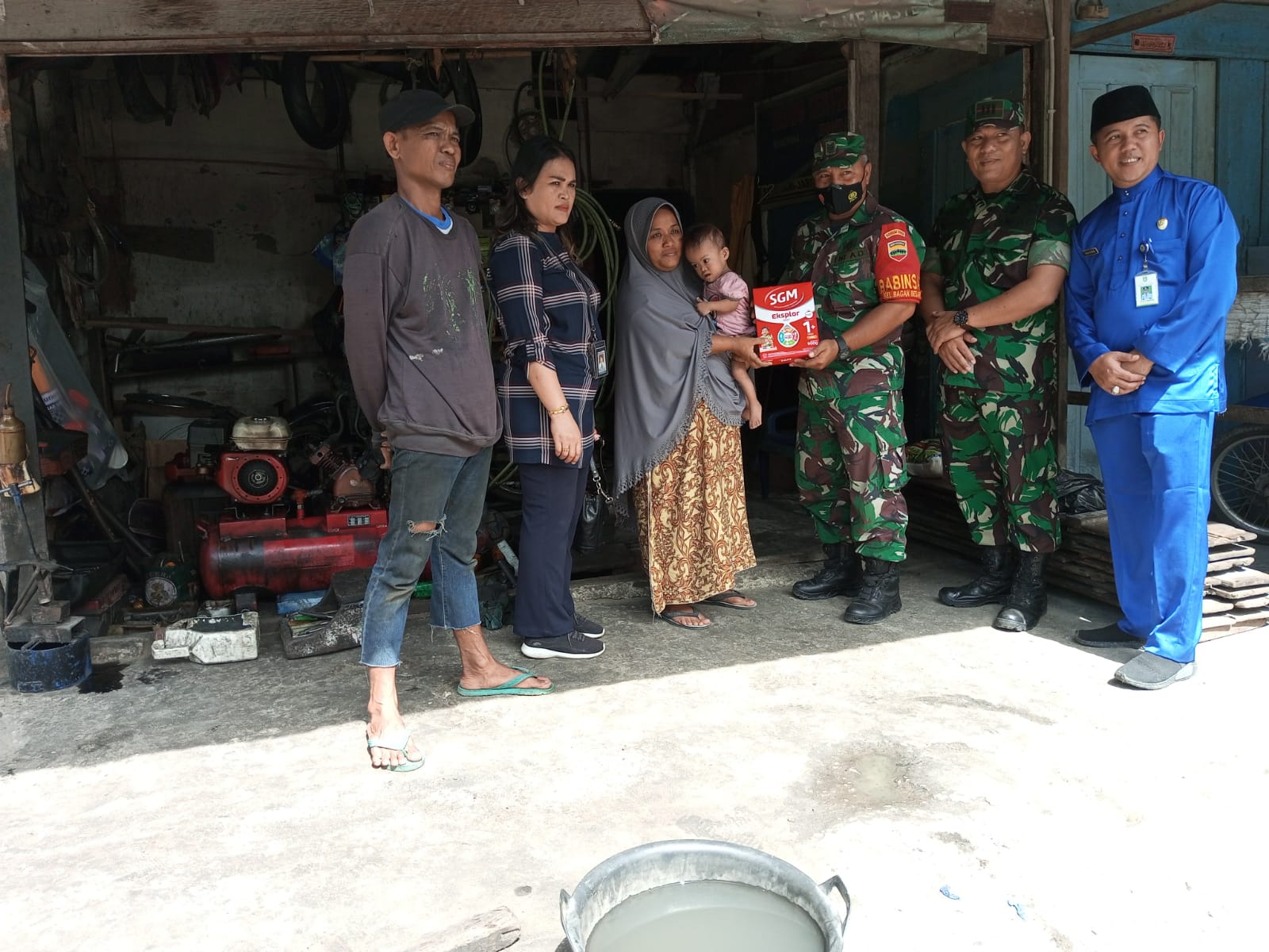 Danramil 02 Bersama Perangkat Kelurahan Berikan Bantuan Untuk Cegah Stunting
