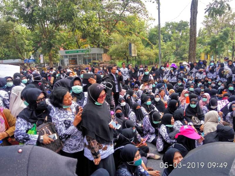 Arus Lalu Lintas Lumpuh Ribuan Guru Blokir Jalan Sudirman Pekanbaru