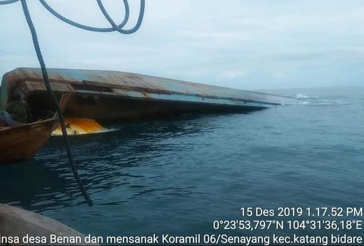 Kapal Tongkang,Tak Bertuan Ditemukan Tenggelam di Desa Mensanak