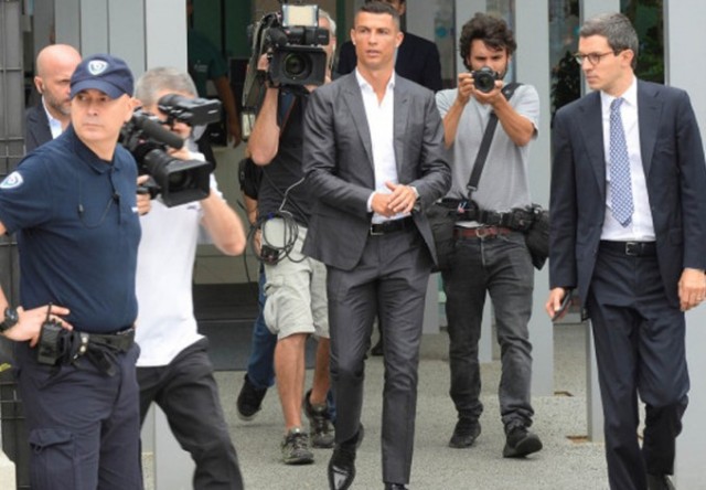 Ronaldo Memberi Setengah Miliar Ke Pelayanan Sebagai Tip