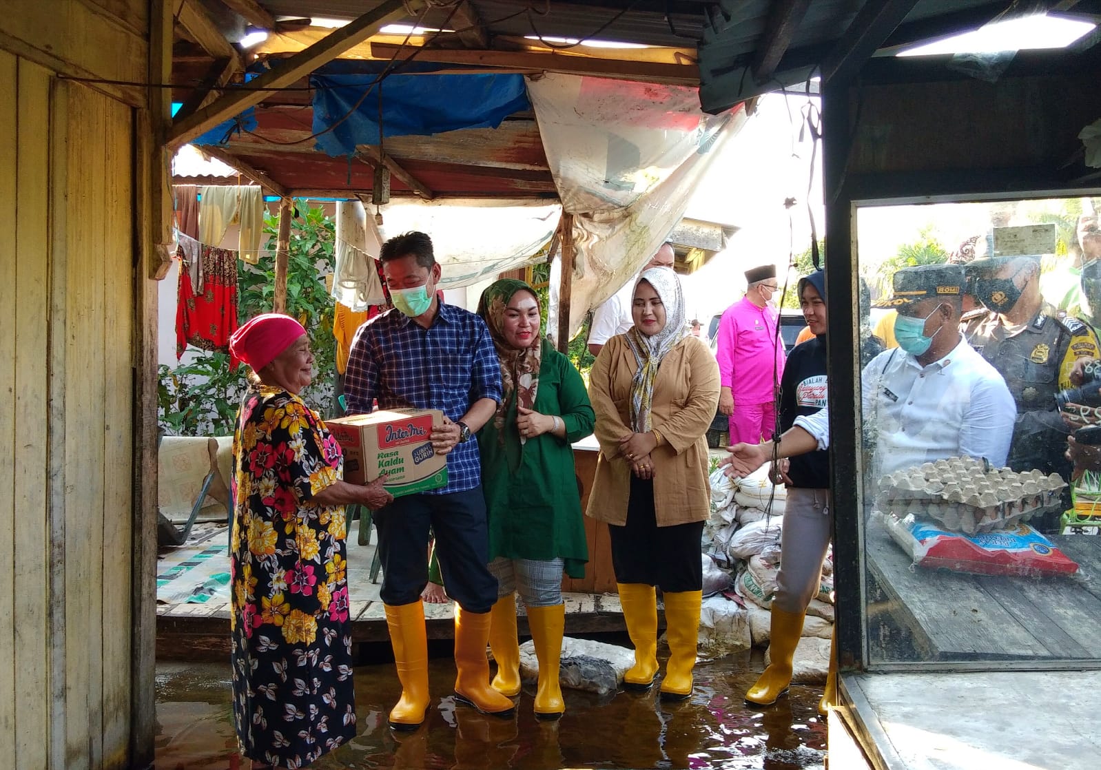 Peduli Warga Terdampak Banjir, Pemkab Rohil Bagikan Sembako