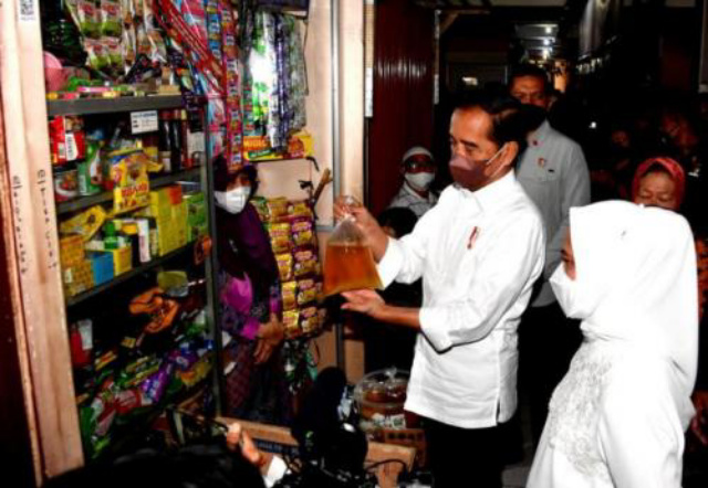 Kunjungi Pasar Muntilan, Jokowi Cek Harga Minyak Goreng