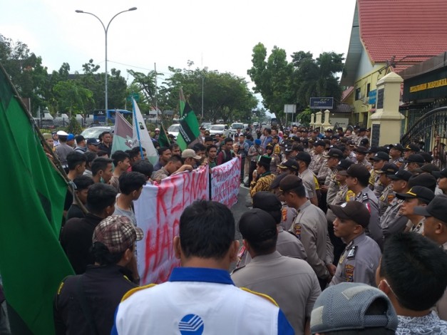 Kader HMI-MPO Pekanbaru Demo di Mapolda Riau