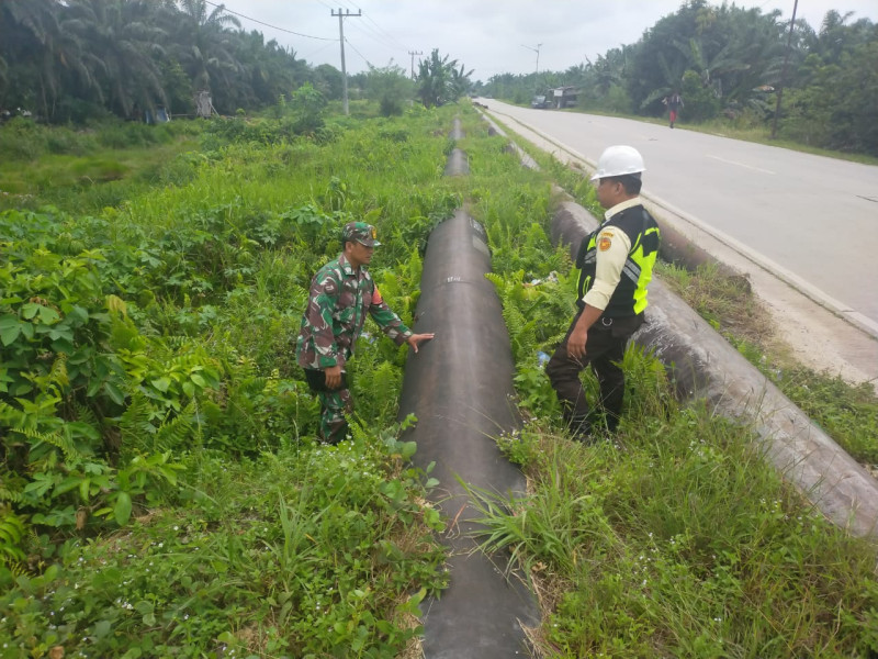 Cegah Kebocoran Pipa, Babinsa Serda Iwan Sahputra Laksanakan Patroli