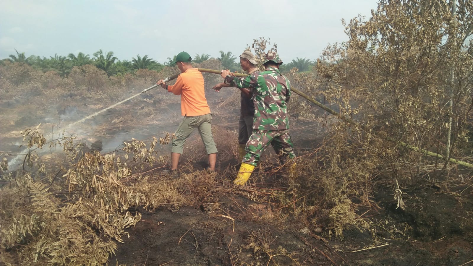 Prajurit Kodim 0320/Dumai Terus Berjibaku Padamkan Api
