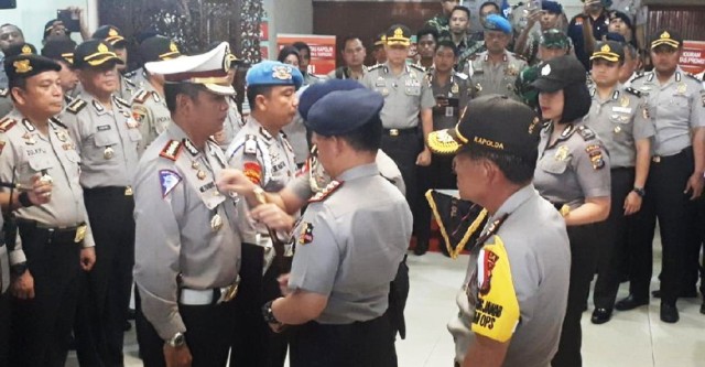 Kapolri Sematkan Pin Emas Kepada 3 Perwira Polda Riau