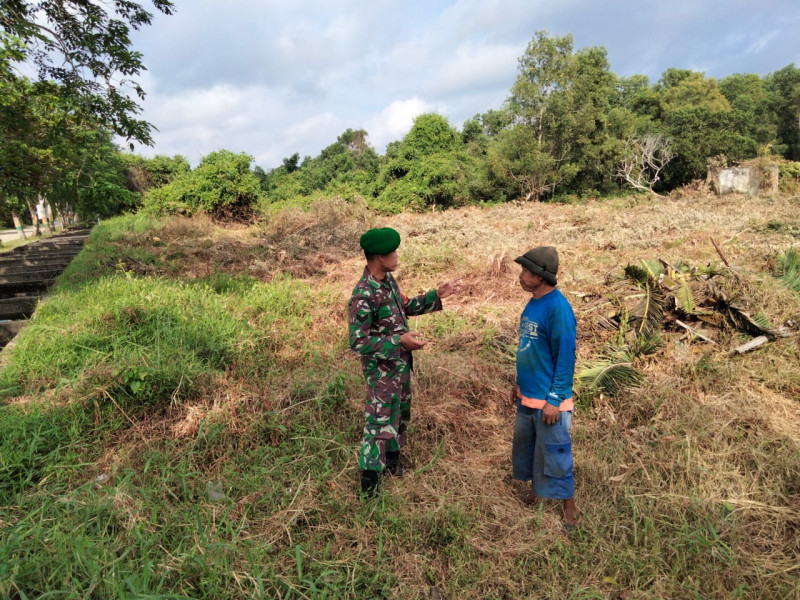 Sertu Sugianto Gelar Patroli Cegah Karhutla di Kelurahan STDI