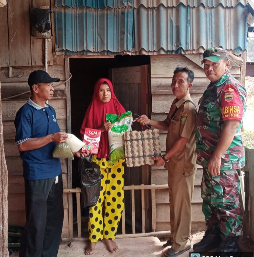 Sertu Sareh Serahkan Bantuan Dari Dandim ke Keluarga Anak Penderita Stunting