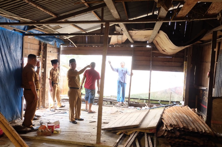 Warga Bongkar Rumah Demi Pembangunan Turab di Parit 6 Tembilahan