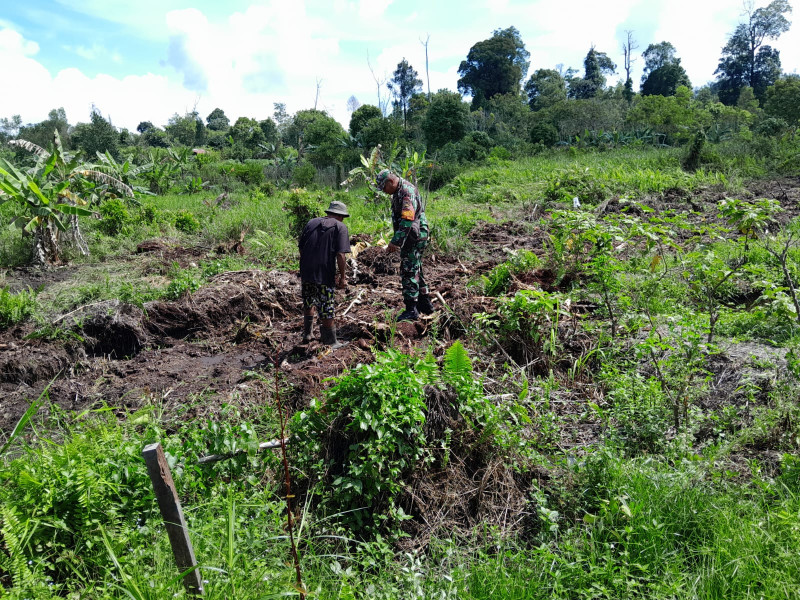 Serma Fahrizal Purba, Babinsa Koramil 01 Berikan Edukasi Terkait Pencegahan Karhutla