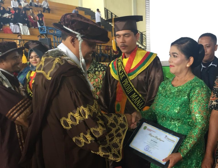 Ratusan Mahasiswa Unisi Diwisuda