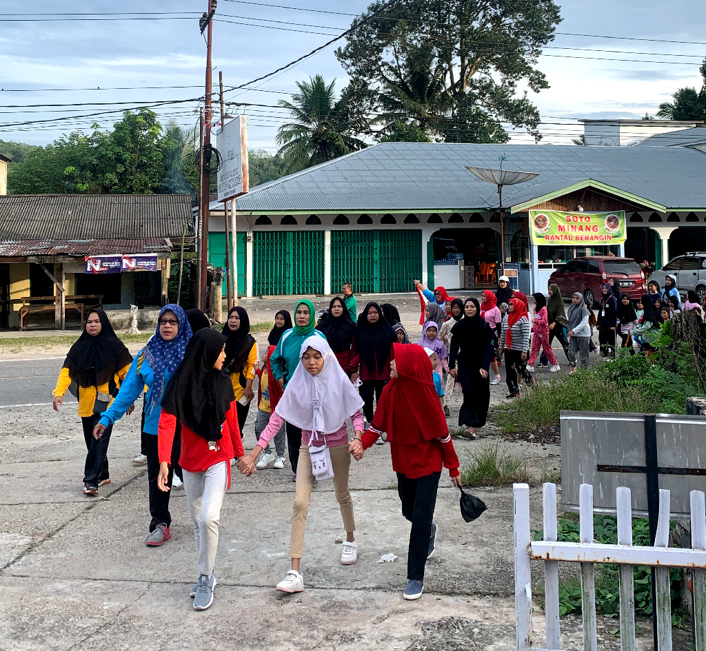 Kolaborasi Mahasiswa KKN Desa Merangin 2022 dan Pemuda Sukses Gelar Festival Jalan Santai