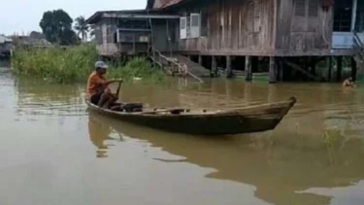 Cara Warga Jambi Mengais Rezeki di Tengah Banjir