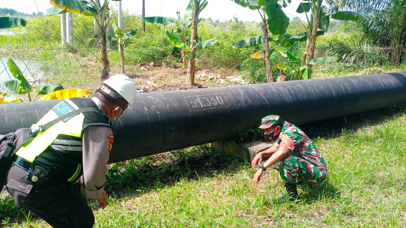 Hari Libur, Serma Azman Laksanakan Pengecekan Pipa PHR