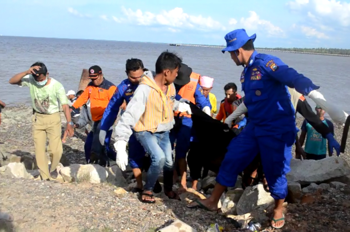 Mardiah Tidak Tahan Menahan Air Mata Disaat Jenazah Bambang di Temukan