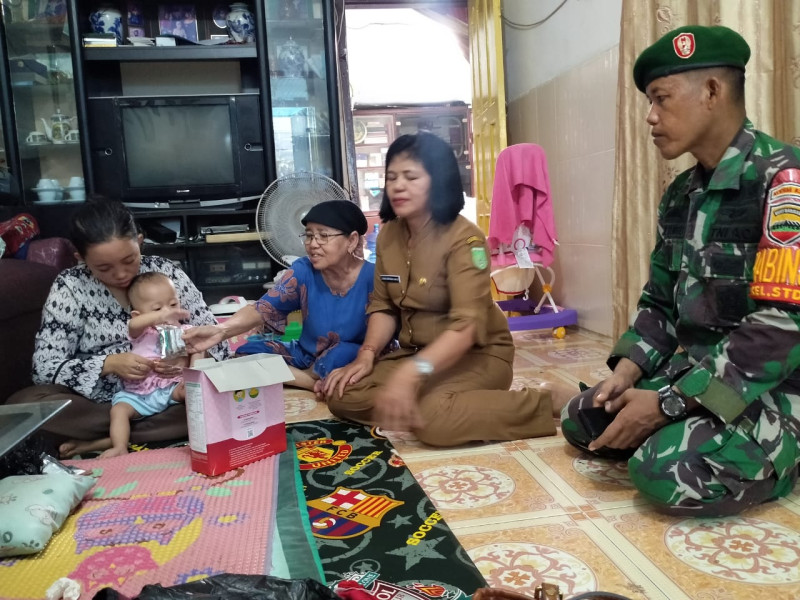 Babinsa Kelurahan STDI Salurkan Bantuan Gizi Dari Komandan Kodim 0320/Dumai