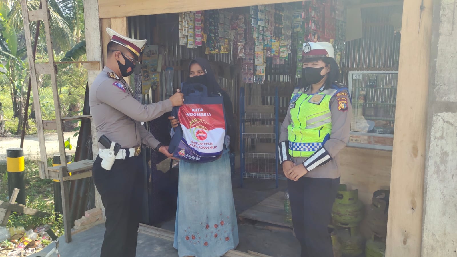 Satlantas Polres Rohil Bagikan Sembako Kepada Pedagang Kaki Lima