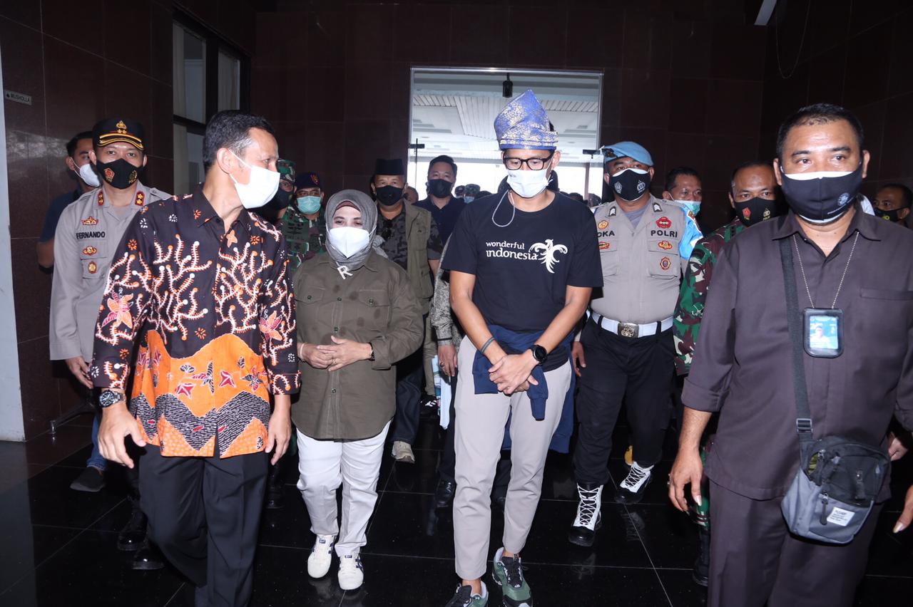 Singgah di Tanjungpinang, Rahma Beri Tanjak dan Batik ke Sandiaga Uno