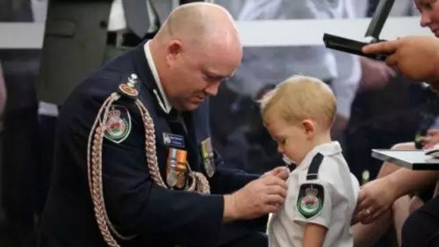 Balita 19 Bulan Terima Medali Penghargaan Tertinggi untuk Mendiang Ayahnya