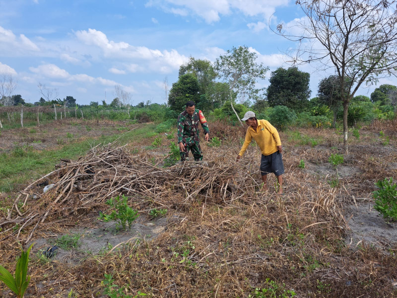 Babinsa Kelurahan Bukit Datuk Gencarkan Patroli Cegah Karhutla