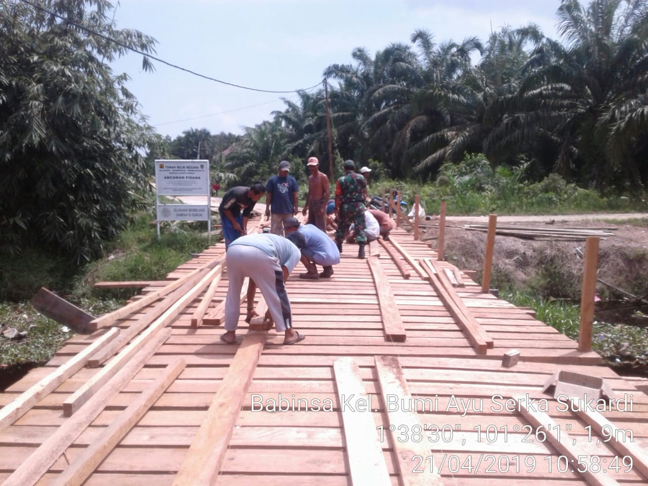 Serka Sukardi, Babinsa Kodim 0320/Dumai Perbaiki Jembatan di Bumiayu Bersama Warga