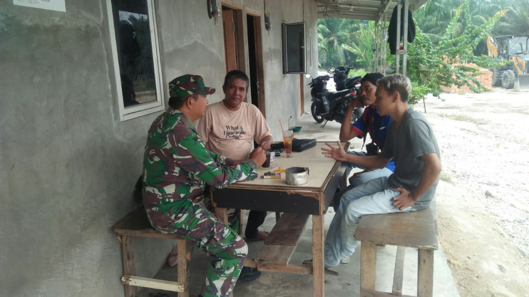 Babinsa Teluk Makmur Gelar Silaturahmi Bersama Beberapa Tokoh Pemuda dan Masyarakat