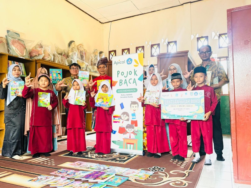 Dukung Literasi Anak, APICAL Salurkan Ratusan Buku ke Tiga Sekolah Dasar di Dumai