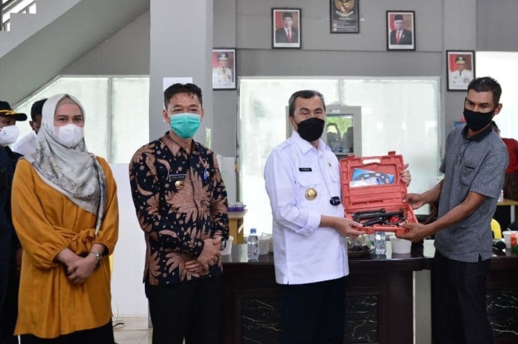 Gubri Serahkan Bantuan 10 Unit Mesin Kapal Untuk Nelayan Rohil