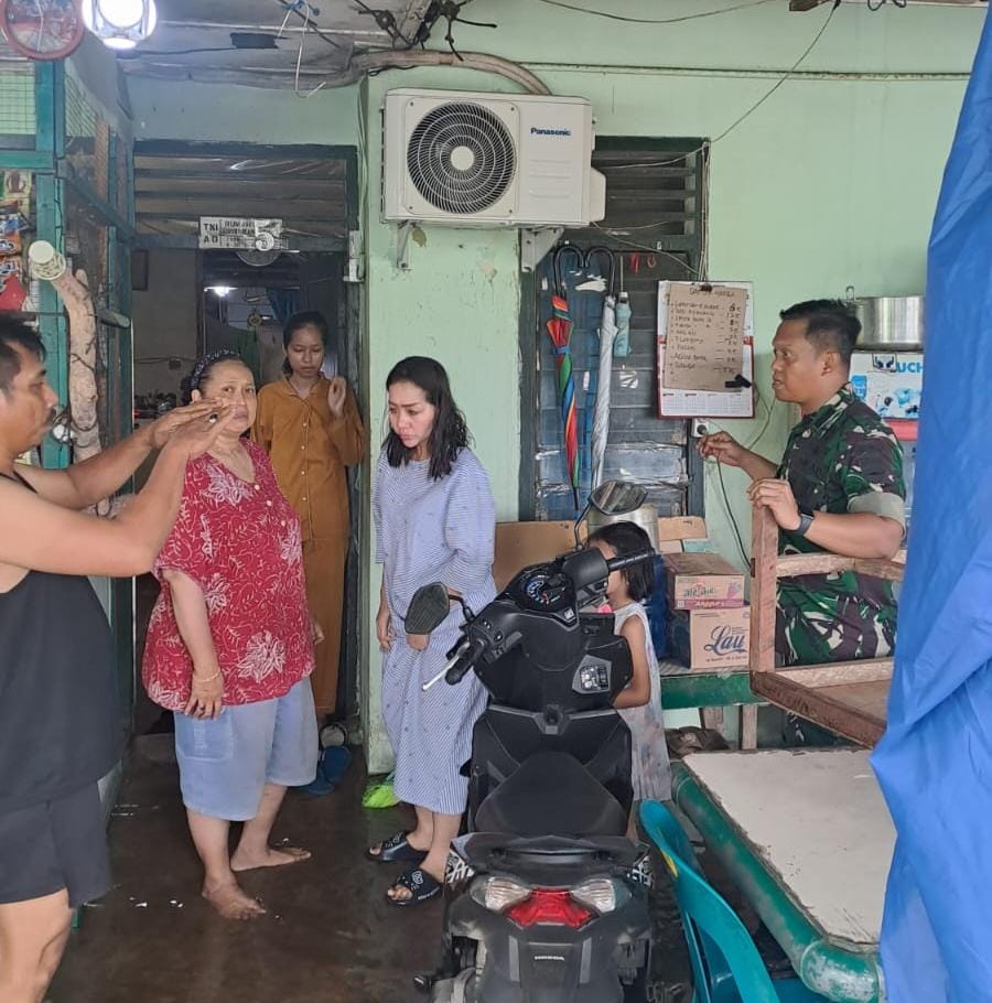 Dandim 0320/Dumai Beserta Ketua Persit Kunjungi Rumah Personil Yang Terkena Dampak Banjir