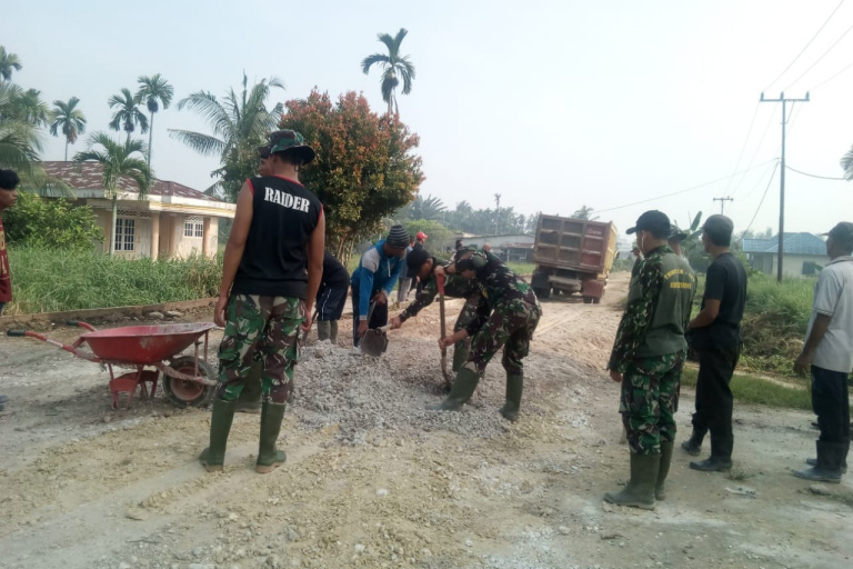 Sudah Tidak Ada Lagi Jalan Berlubang di Lokasi Sasaran Satgas TMMD ke 106 Kodim 0314/Inhil