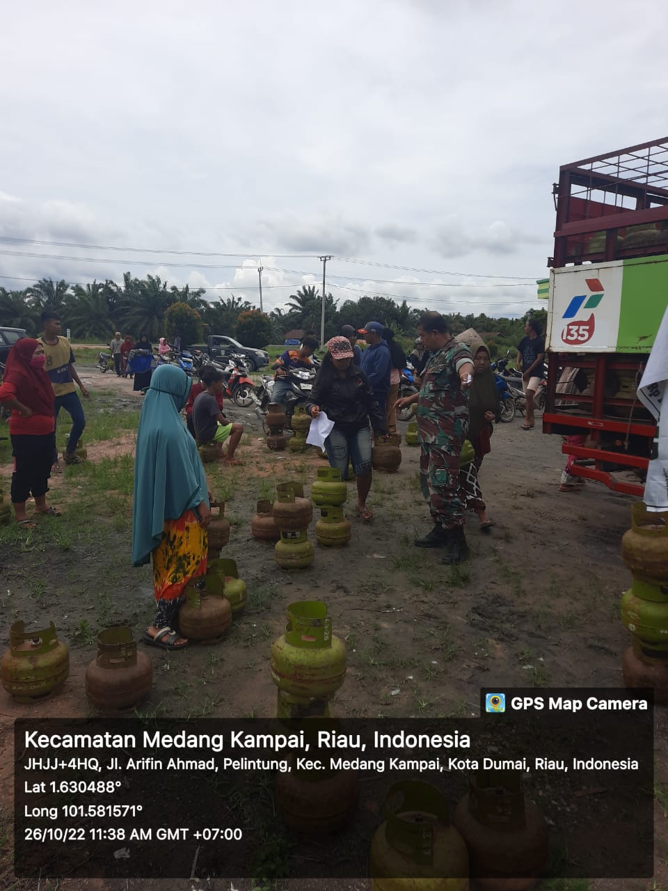 Babinsa Ikut Amankan Operasi Pasar LPG 3 Kg