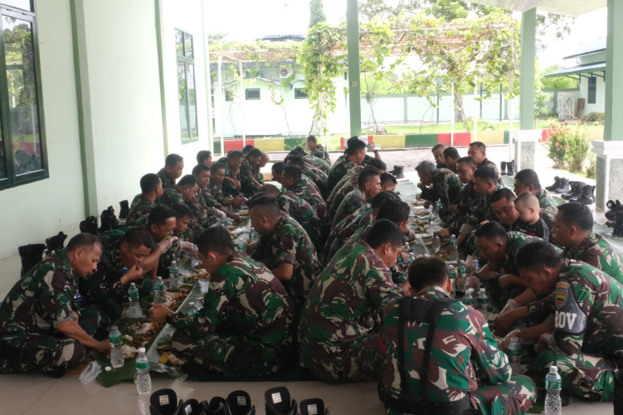 Makan Siang Bersama, Salah Satu Cara Dandim 0320/Dumai Memperkuat Kebersamaan Dengan Jajarannya