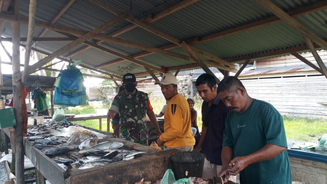 Babinsa Koramil 06 Temui Masyarakat dan Laksanakan Komsos