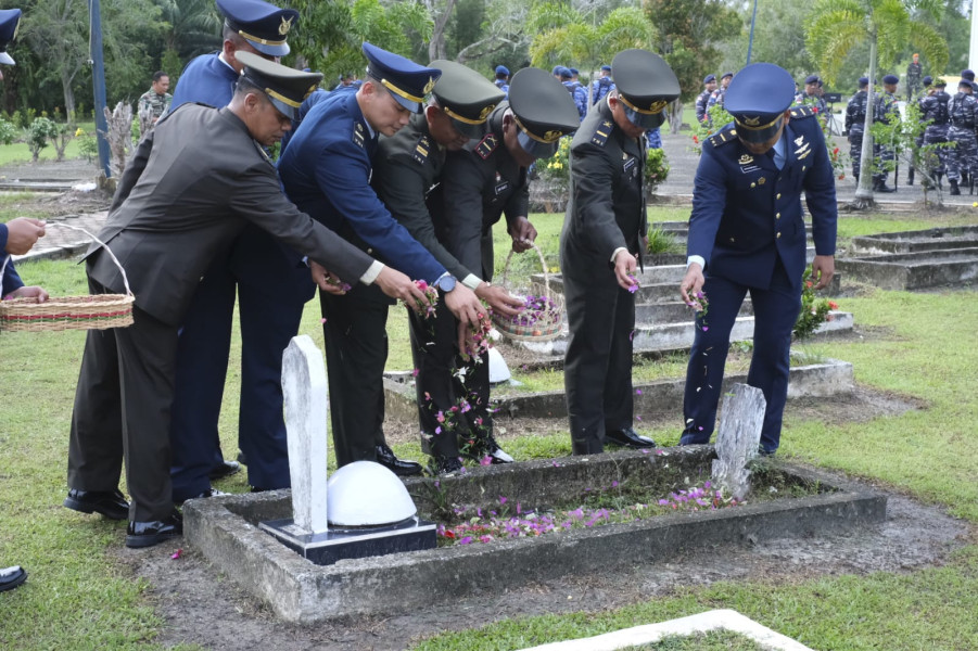 Kodim 0320/Dumai Gelar Ziarah dan Tabur Bunga di TMP Sentosa Untuk HUT TNI ke-79