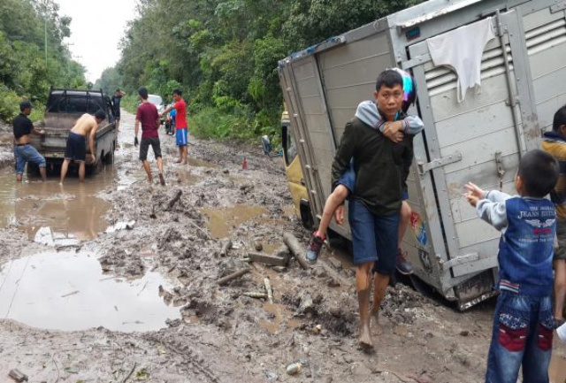 Banyak Kendaraan Terjebak, Jalan Desa di Rupat Kabupaten Bengkalis Rusak Parah