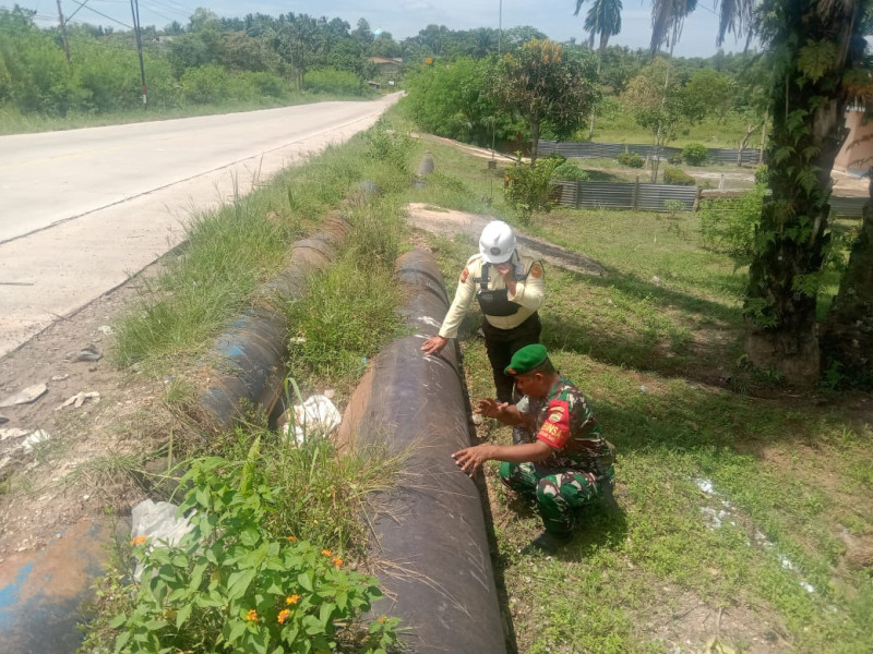 Babinsa dan Security Pertamina Tingkatkan Patroli Keamanan Pipa Minyak di Dumai Timur